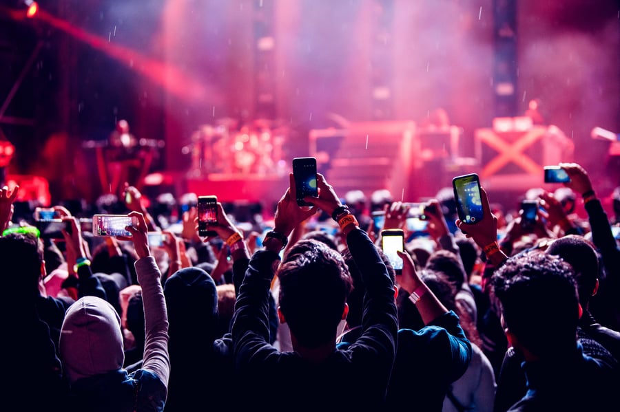 crowd-phones-concert_t20_GGO0Yw