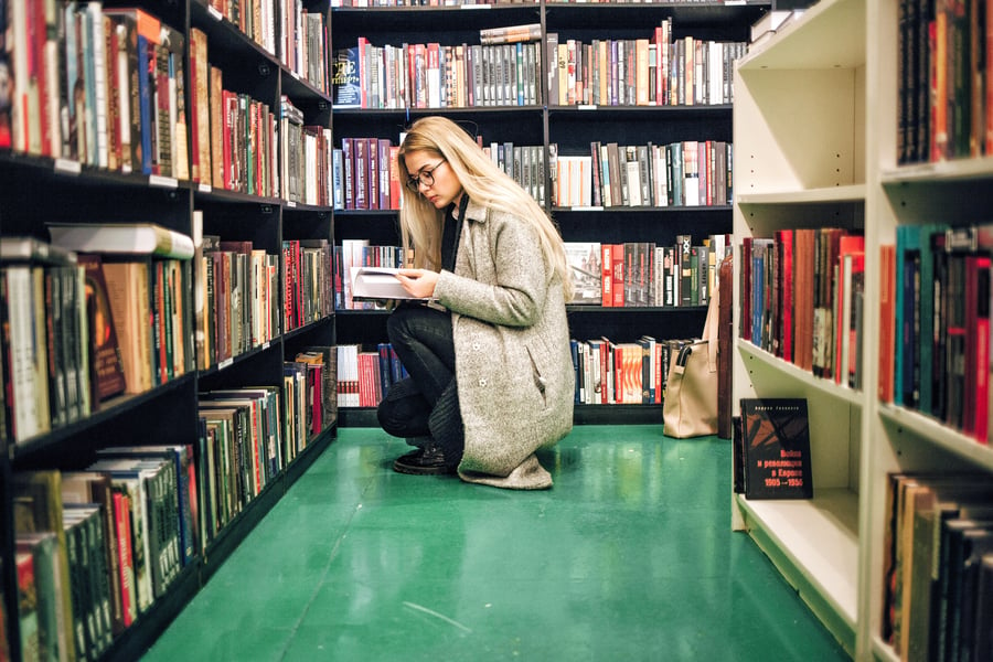 girl-in-a-library_t20_b8jOvP