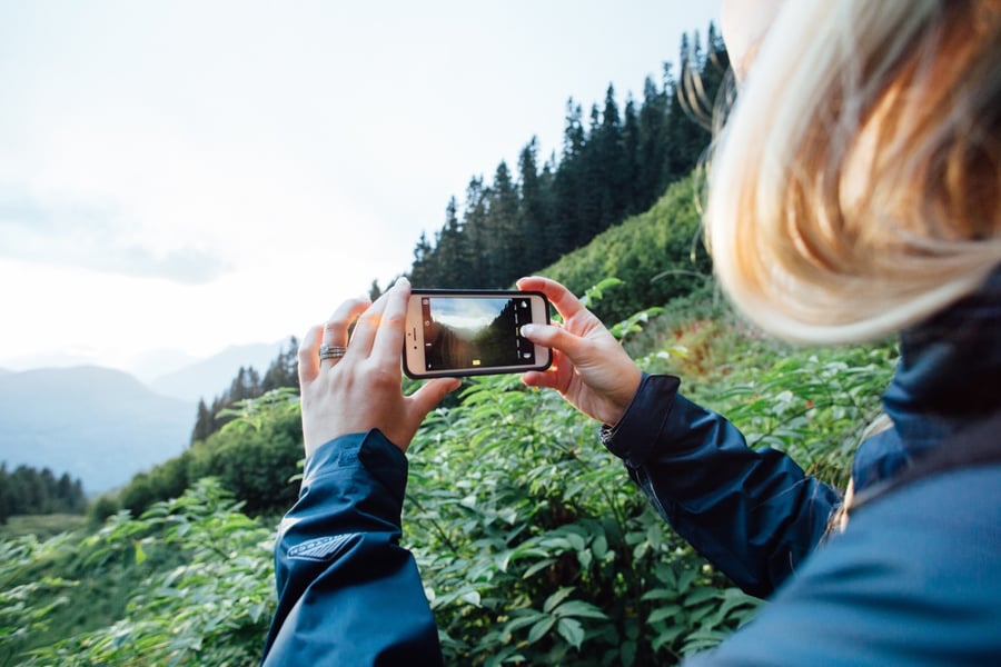 taking-a-picture-of-the-sunset-on-a-hike_t20_lWGjdg