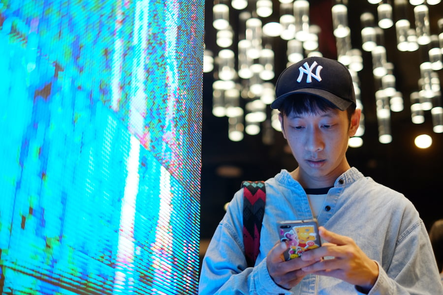 young-man-using-smartphone-at-the-neon-led-light-screen_t20_JYvKz4