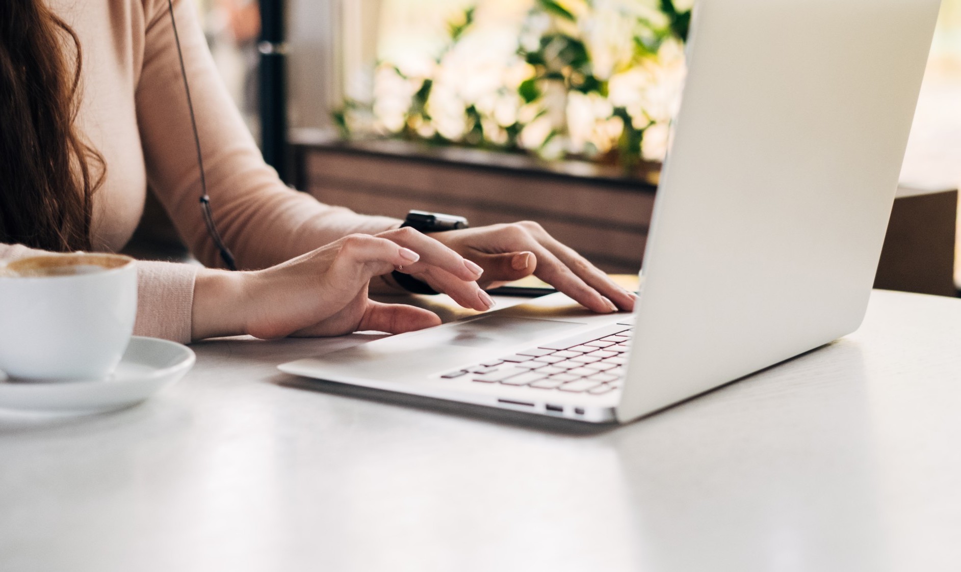 Фарфор удаленная работа. Рукас через ноутбук. Laptop on Table hands.